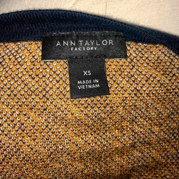 Ann Taylor Button-Up Navy and Gold Houndstooth Sweater - Picture 4 of 4